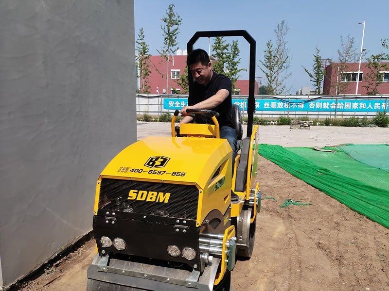 座駕振動壓路機在惡劣環(huán)境下如何工作？