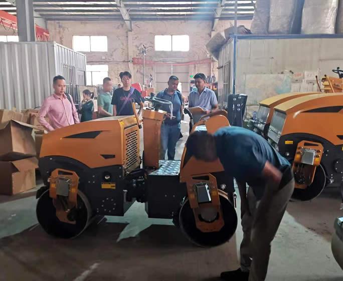 國(guó)外客戶來(lái)我廠參觀考察奔馬小型壓路機(jī)