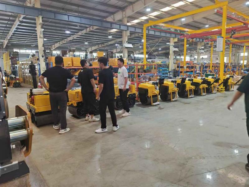 8月17日，國內(nèi)客戶來我廠參觀考察奔馬小型壓路機
