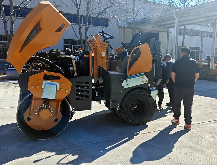 3月18日，哈薩克斯坦客戶來廠體驗考察5噸膠輪壓路機